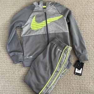 Nike Therma Dry-fit Boys sweat suit.